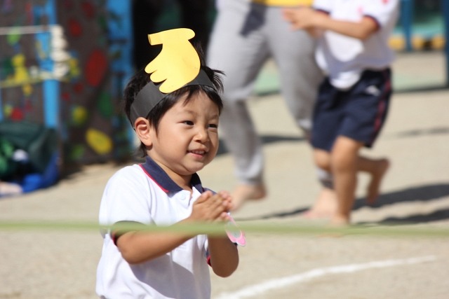 バナナの頭飾りをしている子供