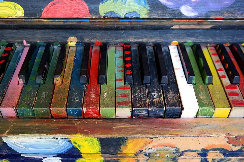 カラフルな絵の具で塗られたピアノ