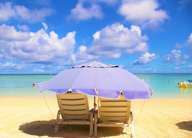 青い空とビーチと二つ並んだサマーベッド