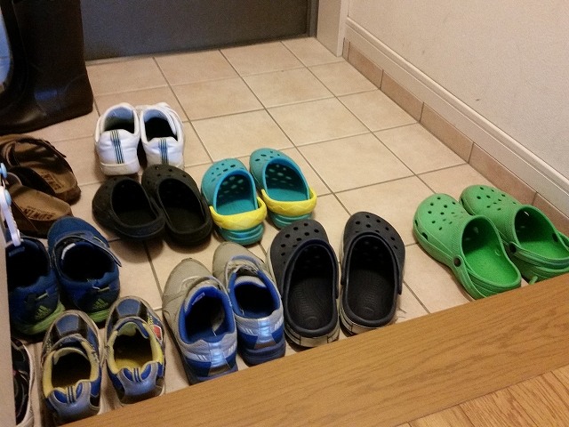 たくさんの子供たちの靴