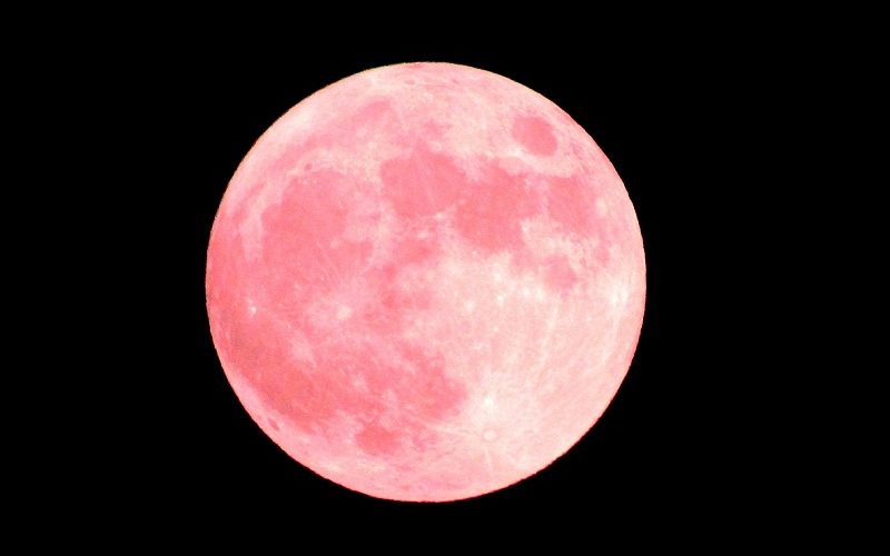 夜空に浮かぶ赤い月