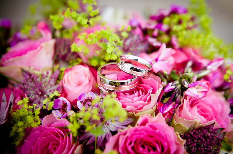 花束の中の結婚指輪