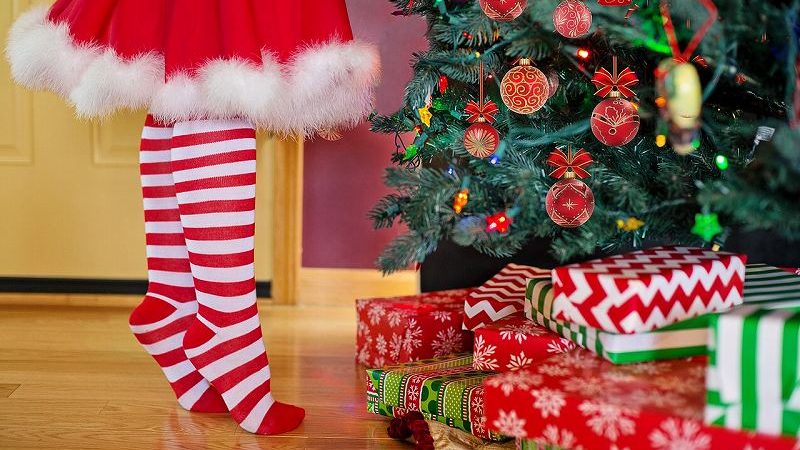 クリスマスツリーを飾る女の子の足